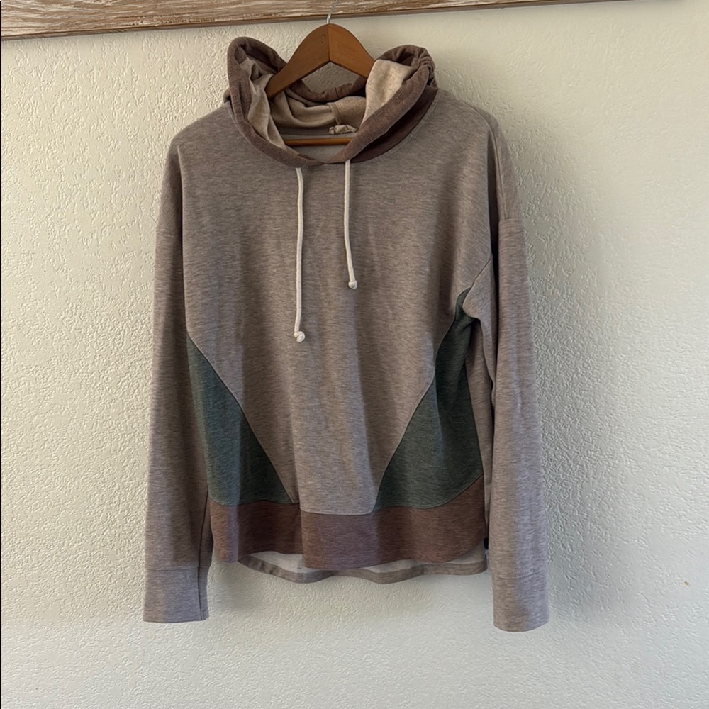 Hem & Thread Gray and Brown Sweatshirt Cozy Knit Design
